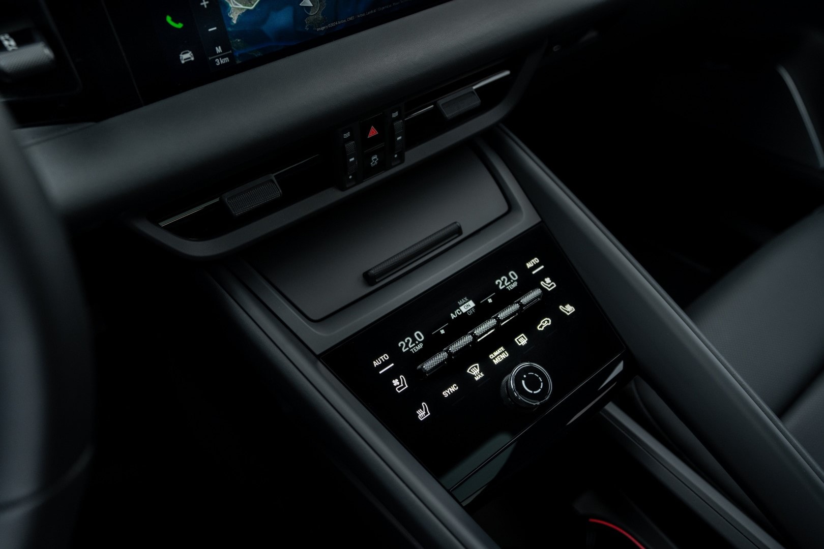Consola de climatización, destacando los controles sofisticados del interior.