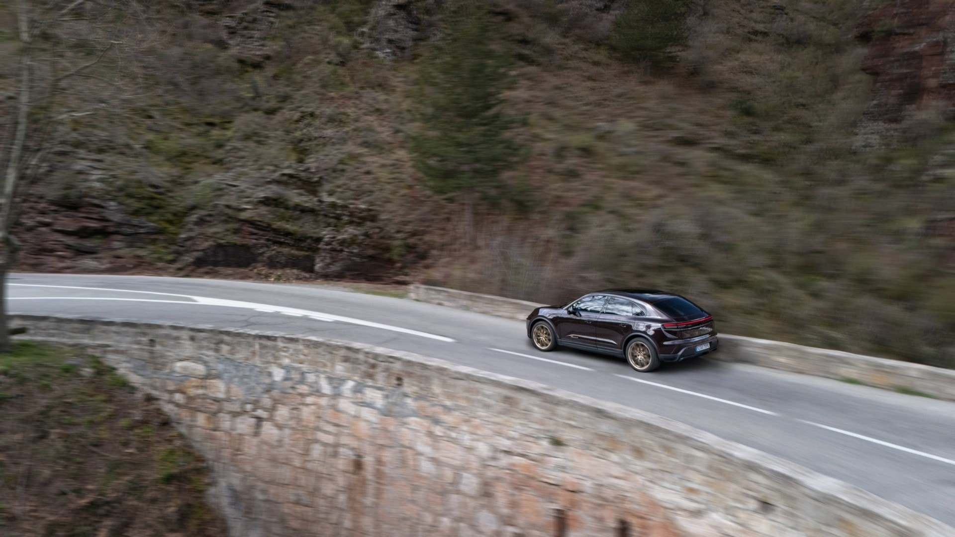 El Porsche Macan aborda una curva de montaña con precisión.