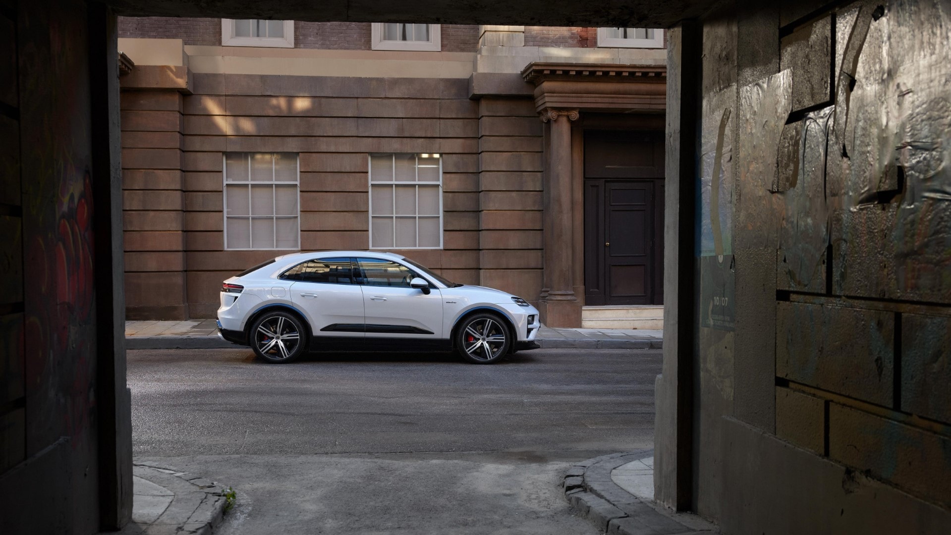 El Porsche Macan en un escenario urbano, destacando su perfil lateral.
