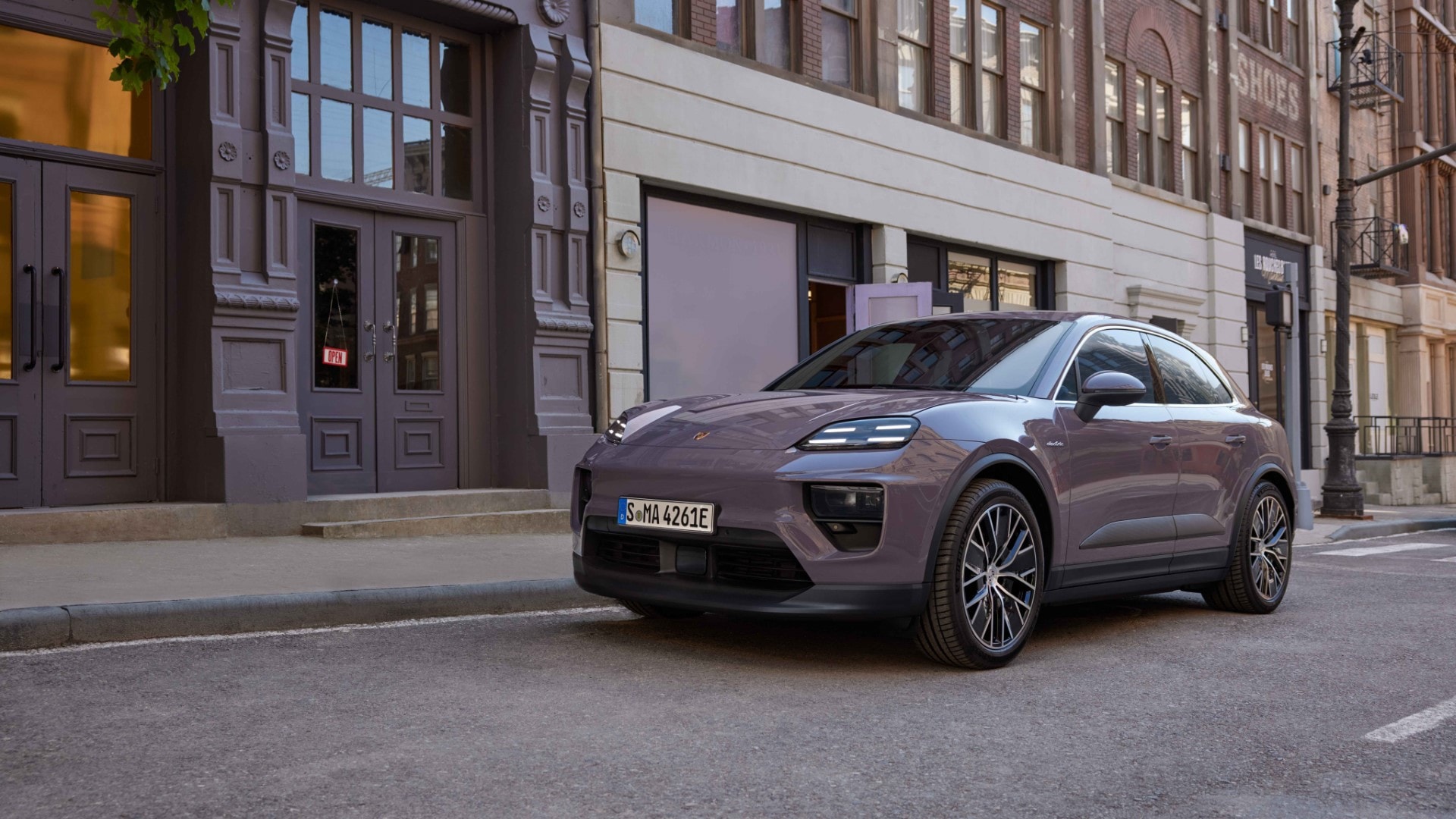 Imagen frontal del Porsche Macan estacionado, mostrando su diseño en ambiente urbano.
