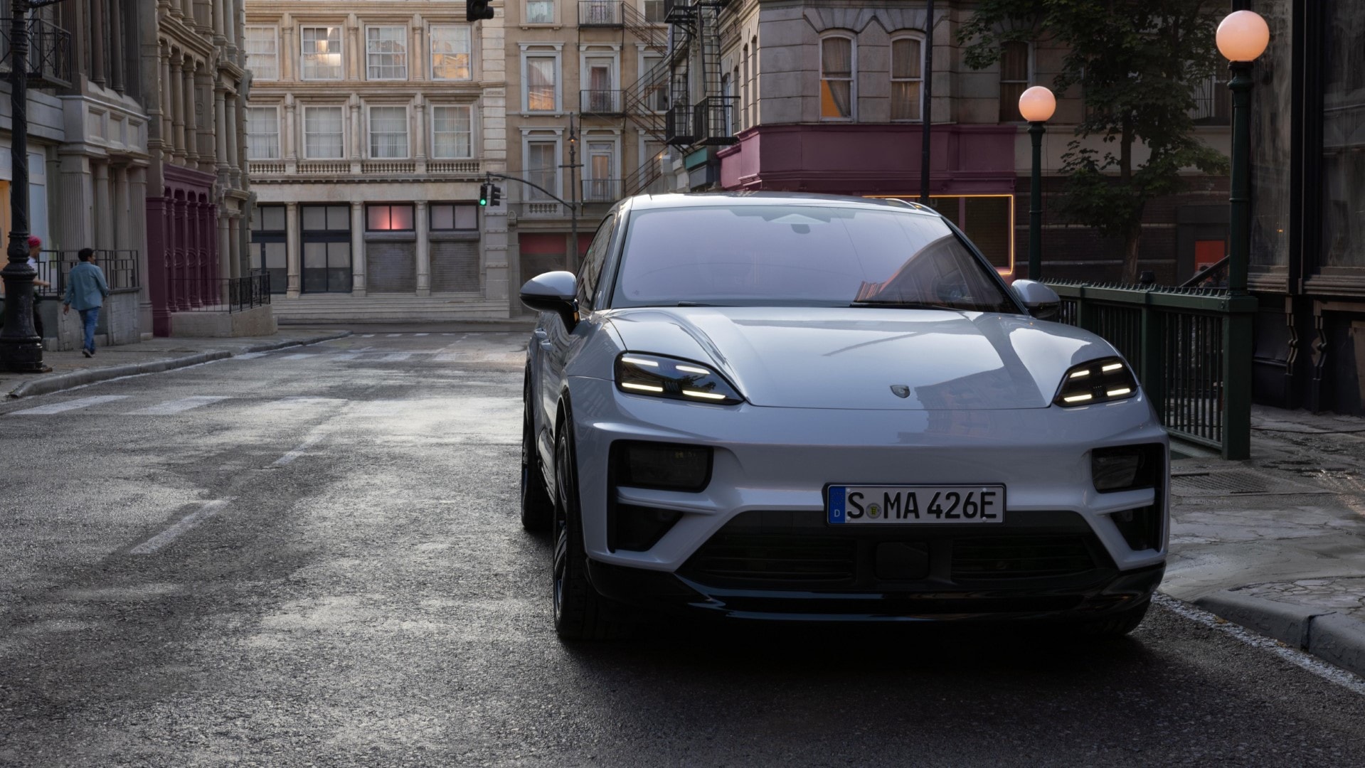 Imagen frontal del Porsche Macan con un fondo urbano que realza su presencia callejera.