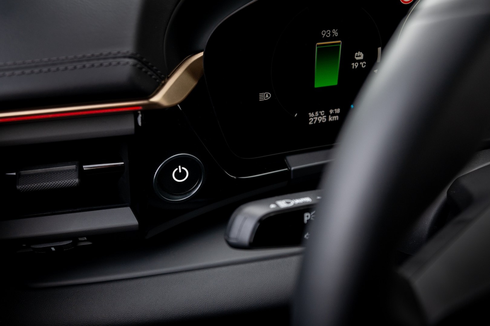 Vista cercana del indicador de batería, resaltando detalles interiores.