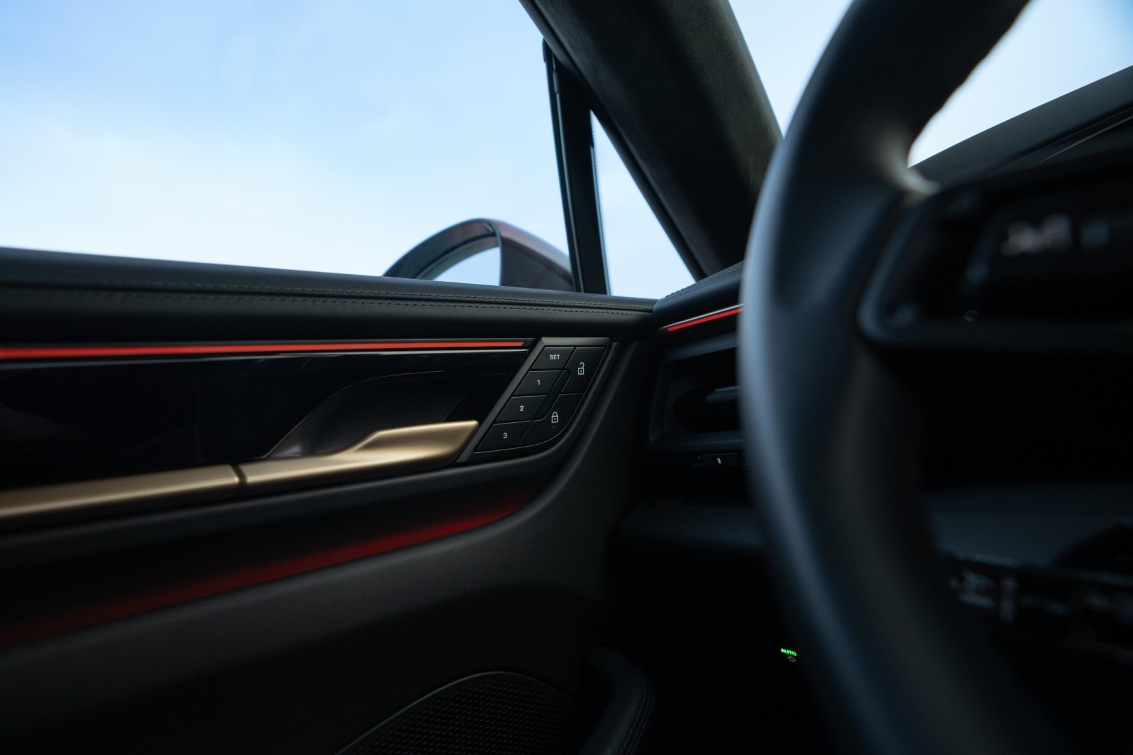 Detalle de la puerta lateral resaltando la calidad de acabados y materiales.