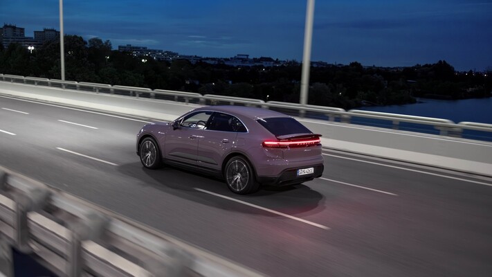 Captura dinámica del Macan rodando por la ciudad de noche, destacando su iluminación. Captura dinámica del Macan rodando por la ciudad de noche, destacando su iluminación.