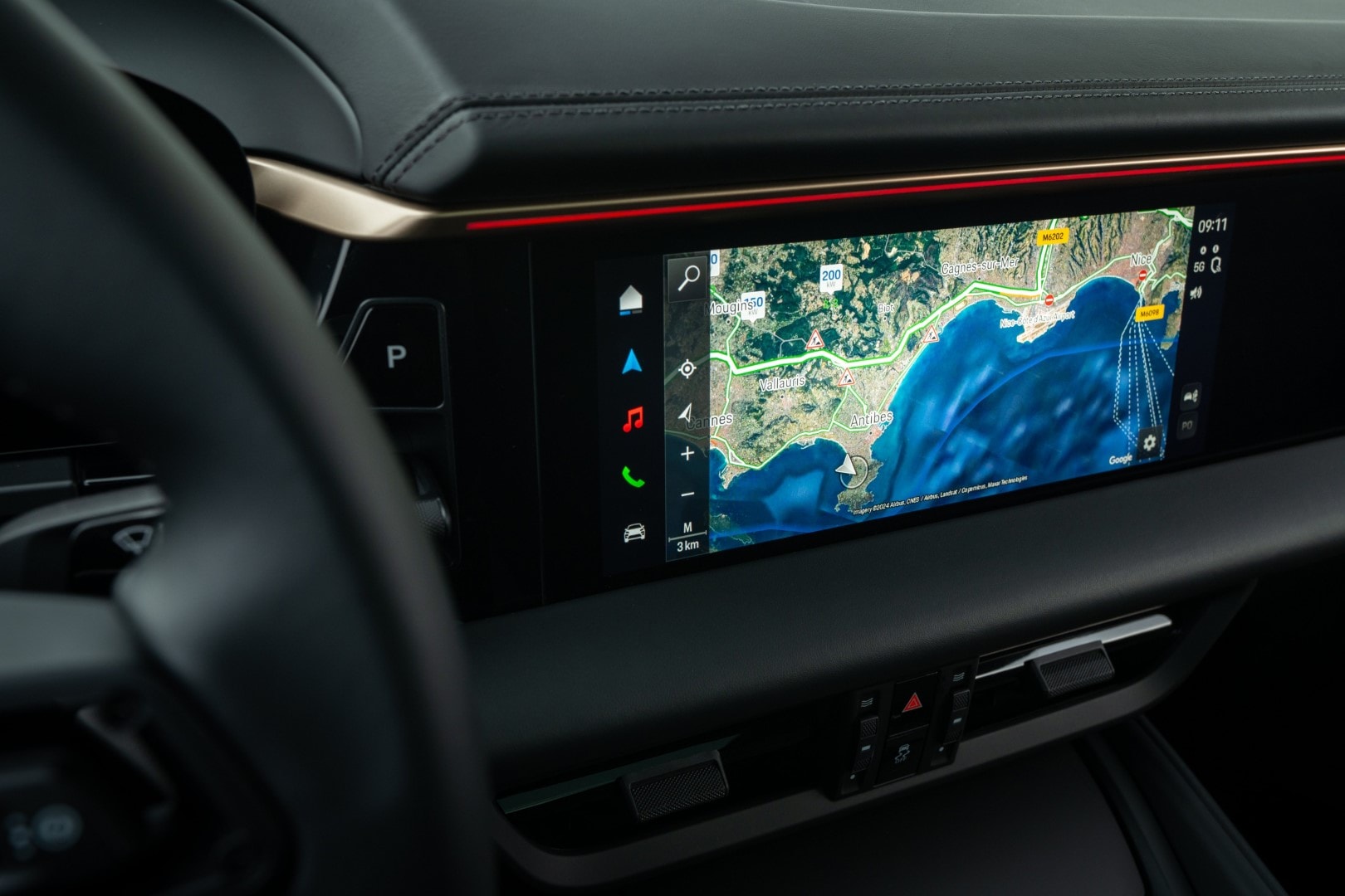 Pantalla de infoentretenimiento con mapas, foco en la alta tecnología interior.