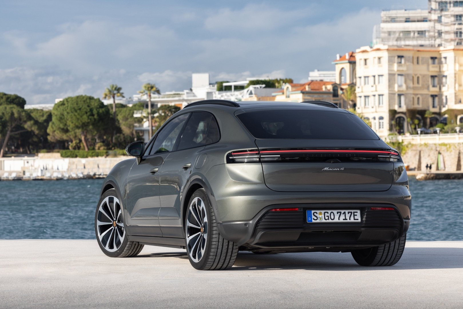 Vista trasera y lateral del Porsche Macan en un entorno urbano, resaltando su diseño y proporciones dinámicas.