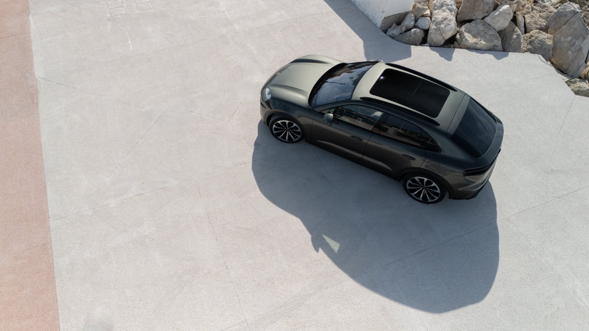 Imagen aérea del Macan mostrando su techo panorámico y diseño exterior.