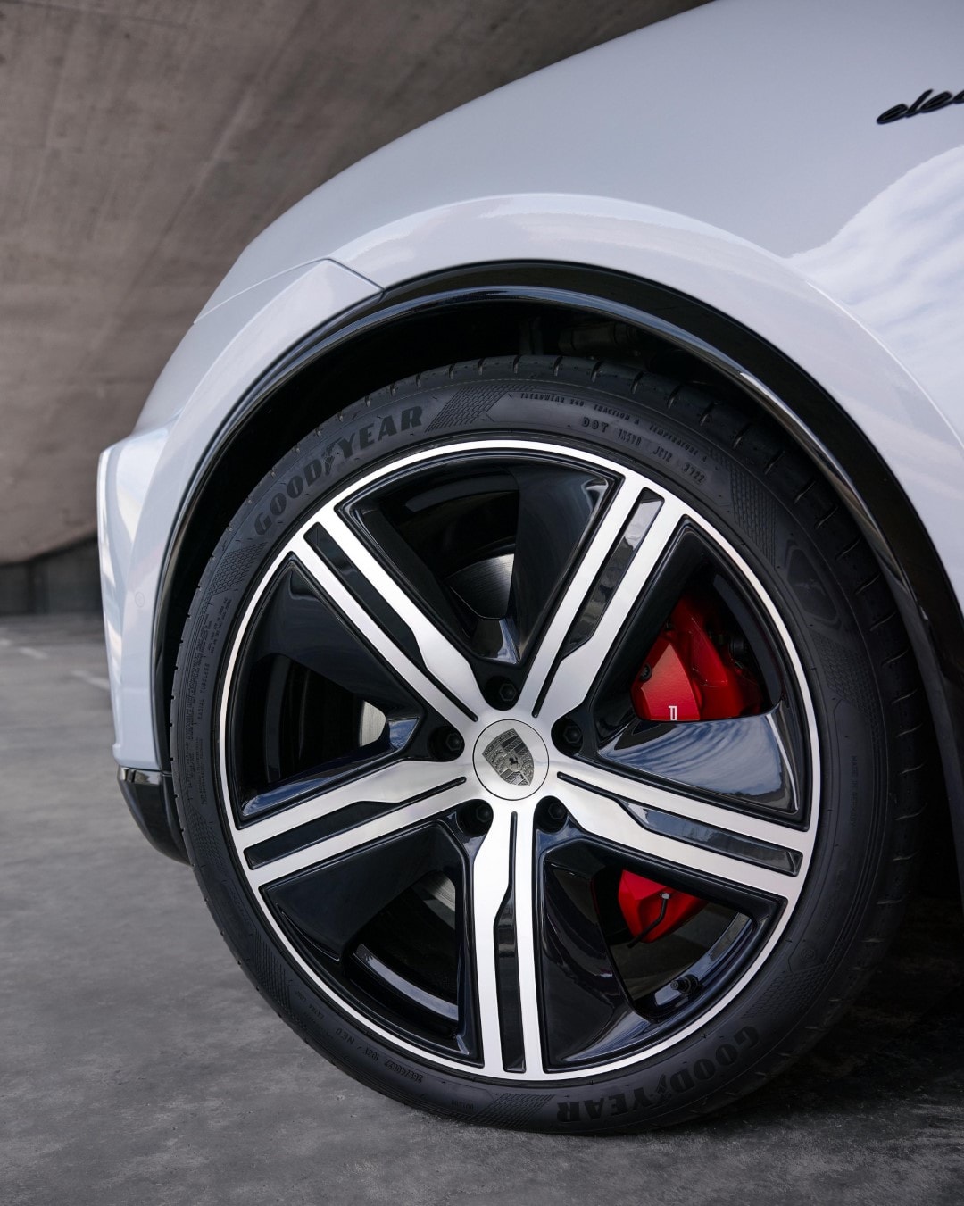 Detalle de la rueda del Macan con su distintiva llanta y pinzas de freno.