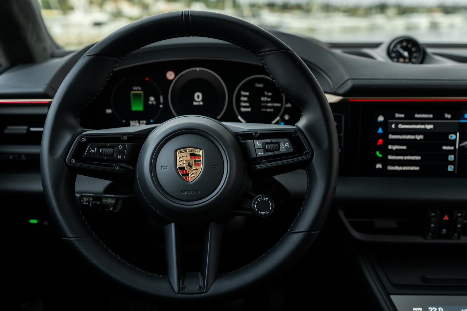 Detalle del volante y la instrumentación digital del Porsche Macan, simbiosis de deportividad y tecnología.