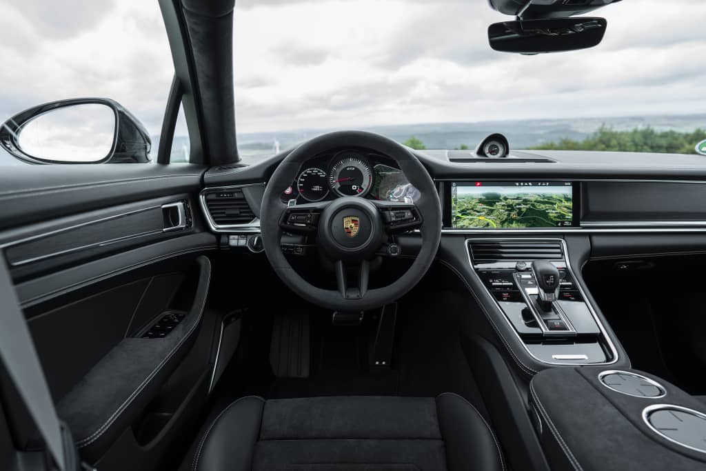 Habitáculo lujoso y ergonómico del Porsche Panamera Sport Turismo.