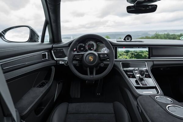 Habitáculo lujoso y ergonómico del Porsche Panamera Sport Turismo. Habitáculo lujoso y ergonómico del Porsche Panamera Sport Turismo.