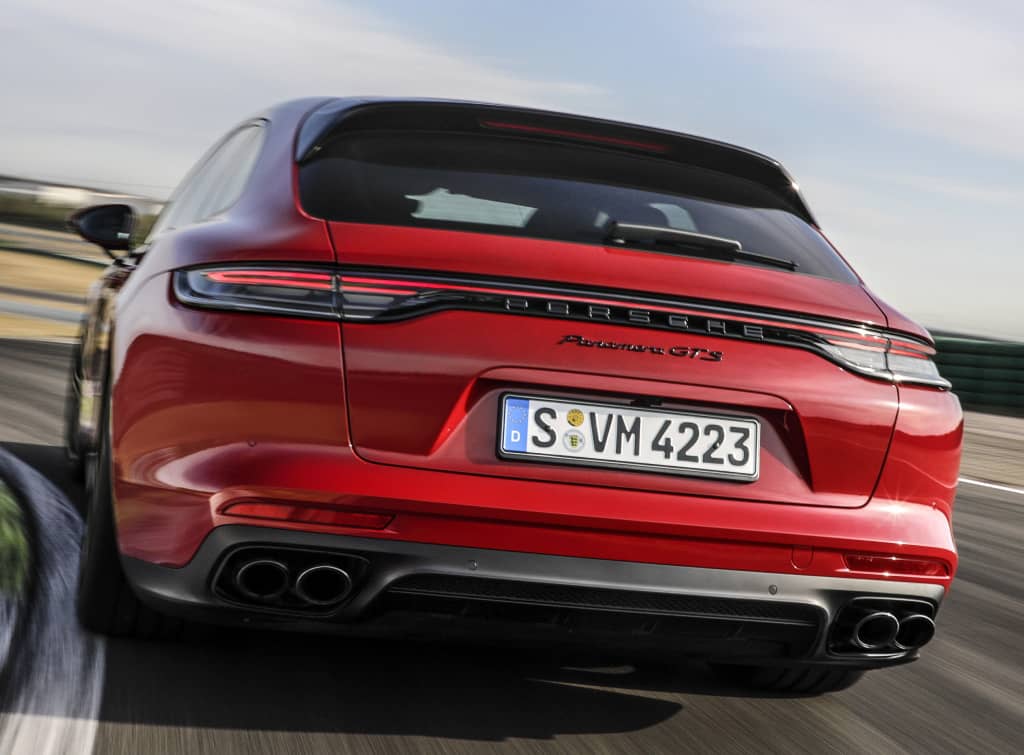 Elegante vista trasera del Panamera Sport Turismo en color rojo.