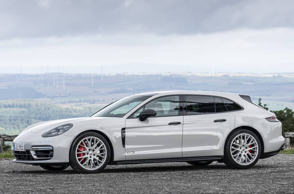 Perspectiva dinámica del Panamera Sport Turismo en su vista lateral.