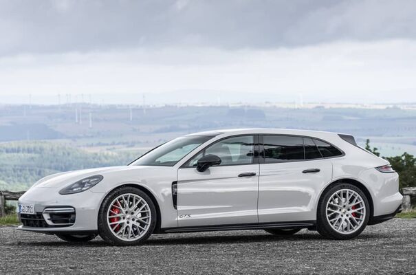 Perspectiva dinámica del Panamera Sport Turismo en su vista lateral. Perspectiva dinámica del Panamera Sport Turismo en su vista lateral.