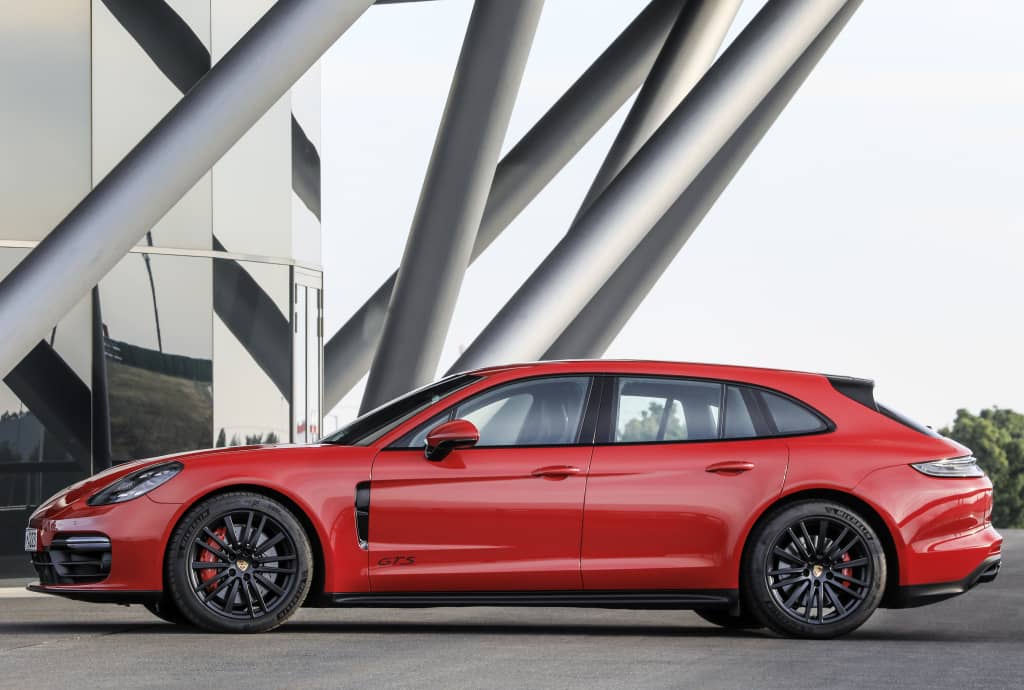Vista lateral con techo del Panamera Sport Turismo en un acabado rojo vibrante.