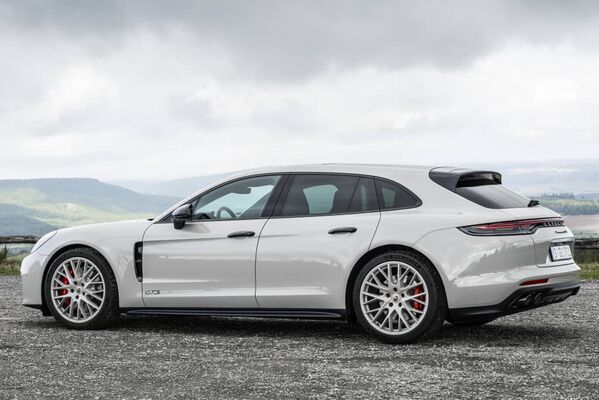 Lateral del Panamera Sport Turismo resaltando sus líneas fluidas. Lateral del Panamera Sport Turismo resaltando sus líneas fluidas.