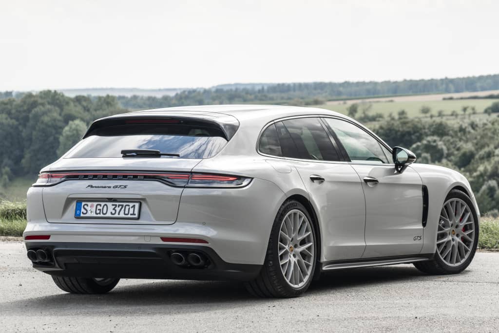 Perfil trasero que muestra la deportividad y diseño del Panamera Sport Turismo.