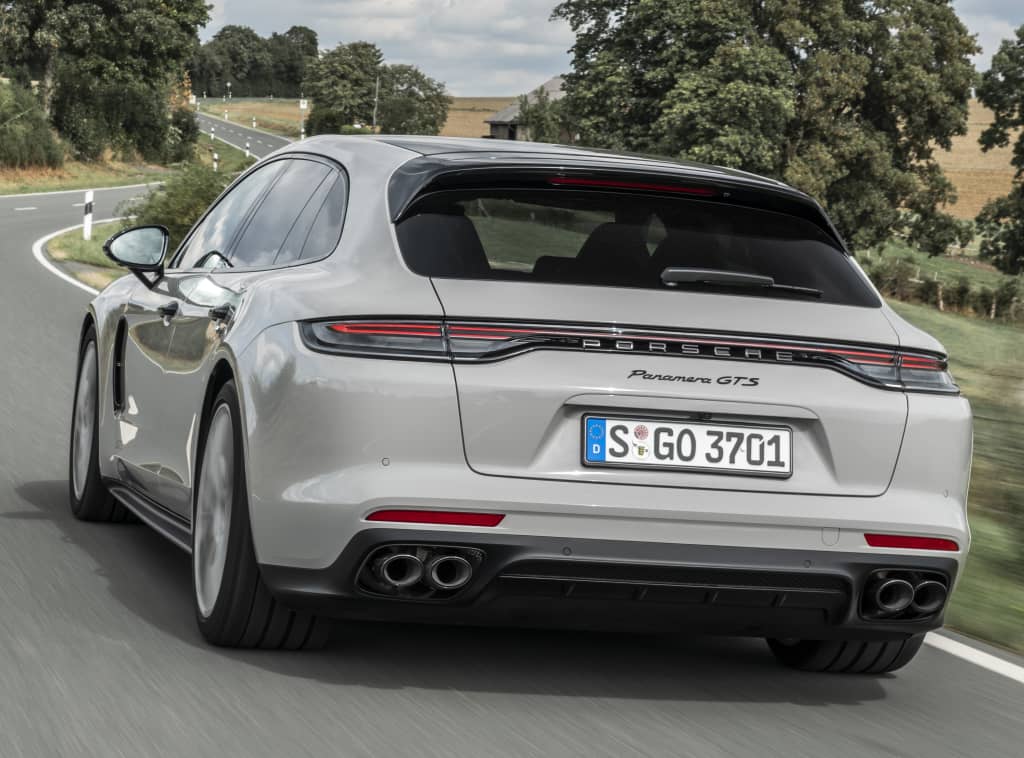 La trasera del Panamera Sport Turismo capturada en acción, destacando sus escapes.