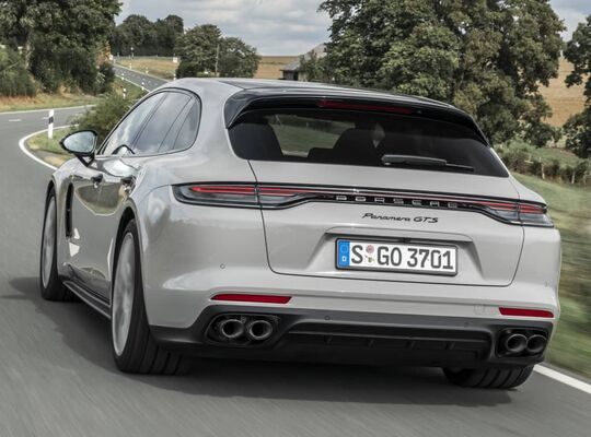 La trasera del Panamera Sport Turismo capturada en acción, destacando sus escapes. La trasera del Panamera Sport Turismo capturada en acción, destacando sus escapes.
