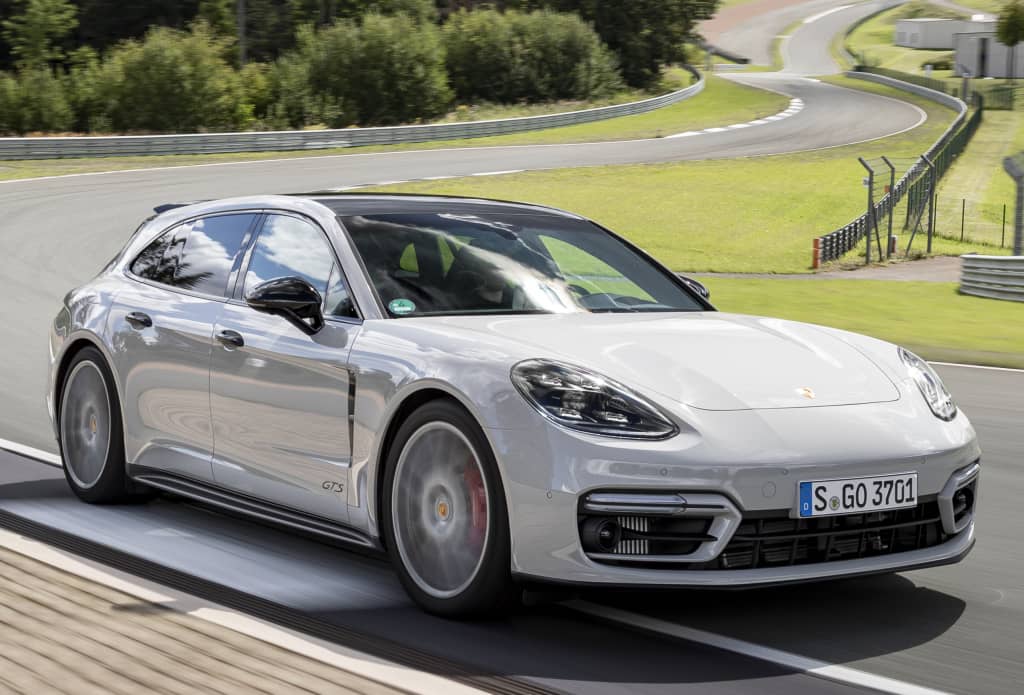 Panamera Sport Turismo en acción, mostrando dinamismo y fluidez de diseño.