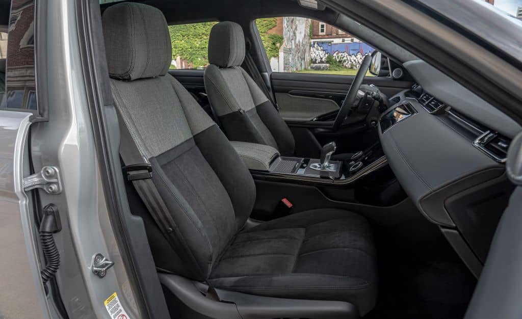 Asientos delanteros destacando ergonomía y diseño en cabina.