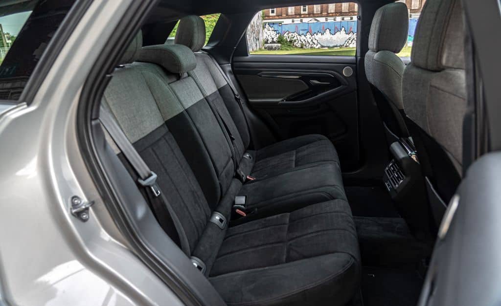 Asientos traseros del Evoque, con espacio y comodidad asegurada.