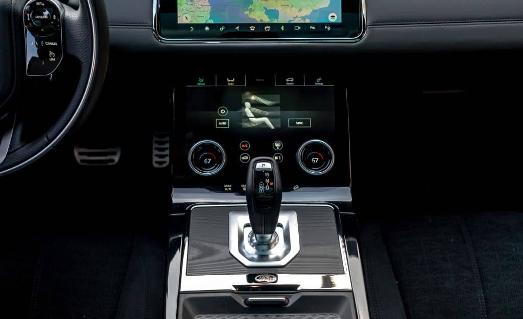 Vista de la consola central del Evoque, destacando su cambio automático.