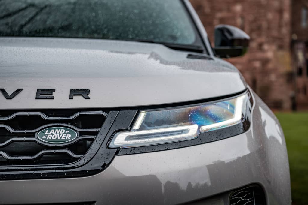 Primer plano de las luces LED delanteras del Range Rover Evoque.