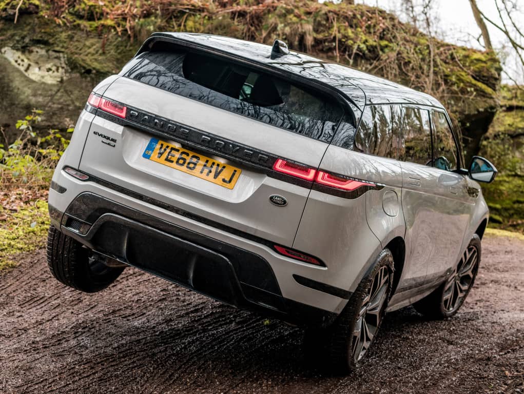 Delantera del Evoque en ruta forestal, simbolizando su naturaleza aventurera.