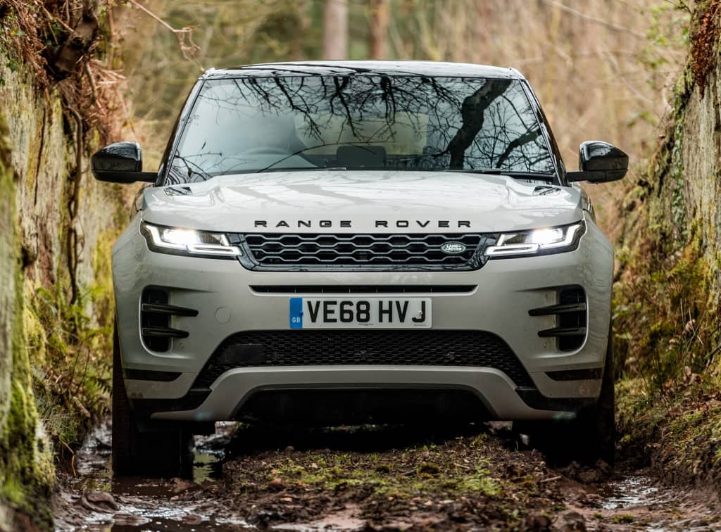 Evoque frente a montículo de rocas mostrando su capacidad todoterreno.
