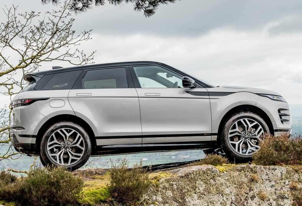 Lateral del Evoque mostrando llantas y diseño general de alto rendimiento.