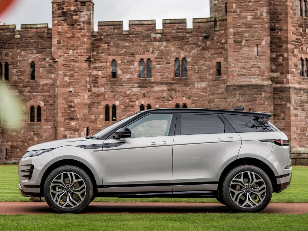 Perfil del Range Rover Evoque con fondo de castillo, líneas diseño moderno.