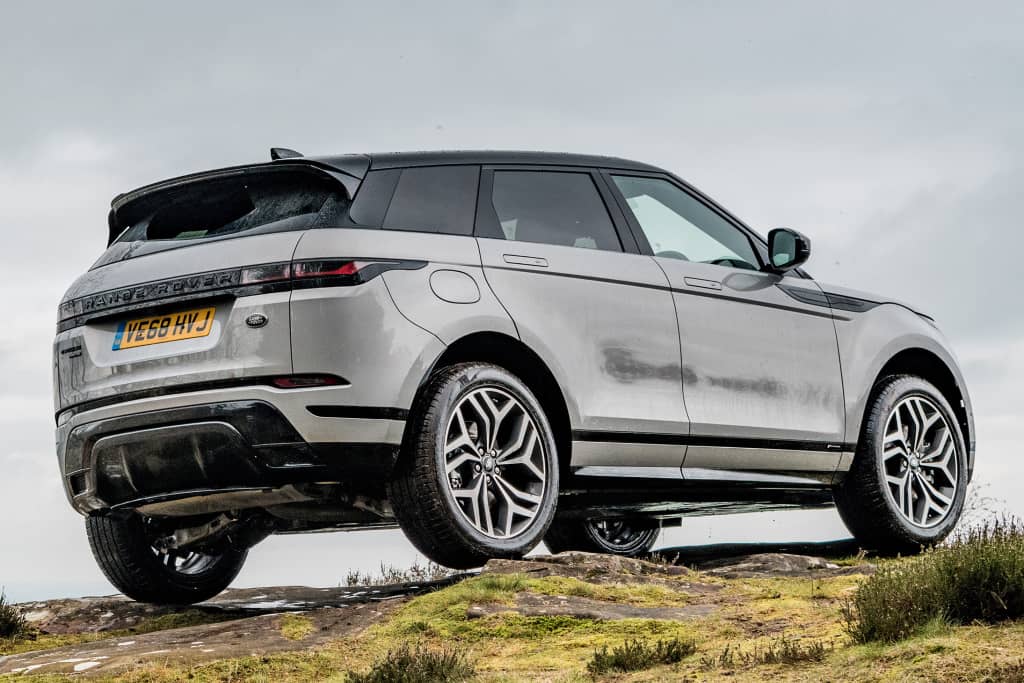 Imagen de la trasera del Evoque, resaltando sus dinámicas líneas y faros.