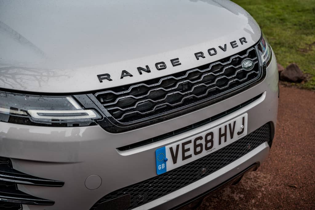 Primer plano de la parrilla delantera y la placa característica del Evoque.