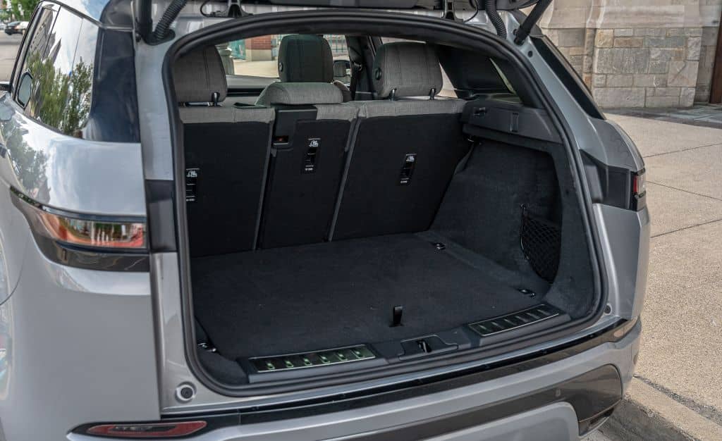 Amplio maletero del Evoque, versatilidad para equipaje y compras.