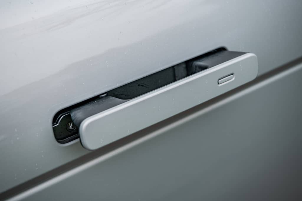 Detalle de la manija retráctil del Range Rover Evoque.