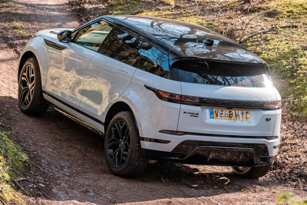 Perspectiva trasera-lateral del Evoque híbrido resaltando su diseño.