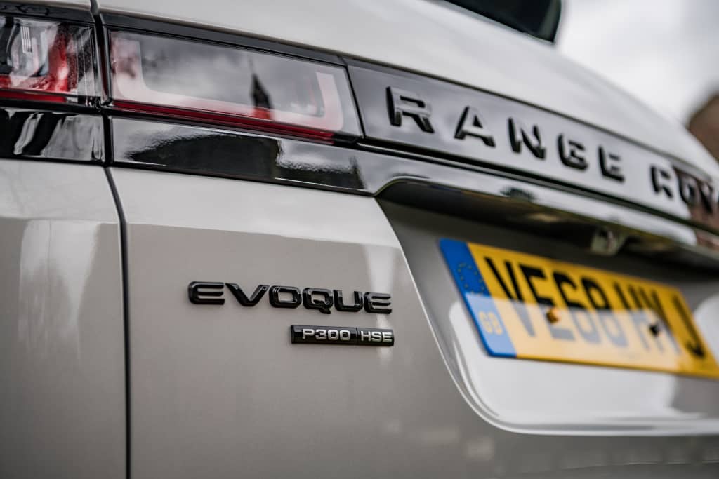 Vista trasera del Evoque destacando emblemáticos insignias.