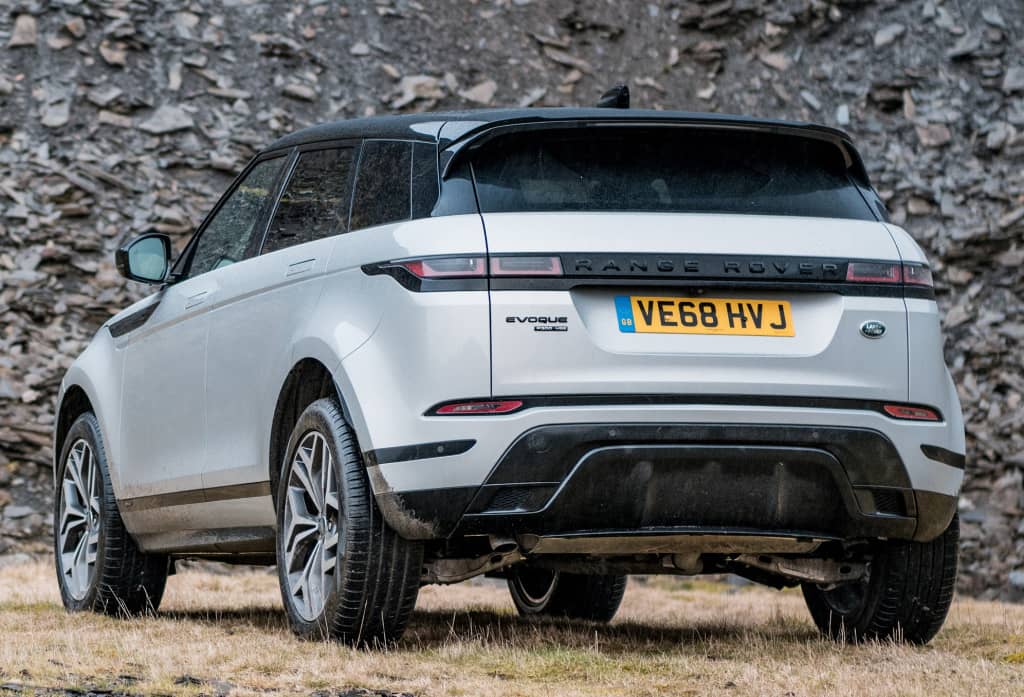 Trasera del Evoque capturada en entorno natural, mostrando líneas y tecnología LED.