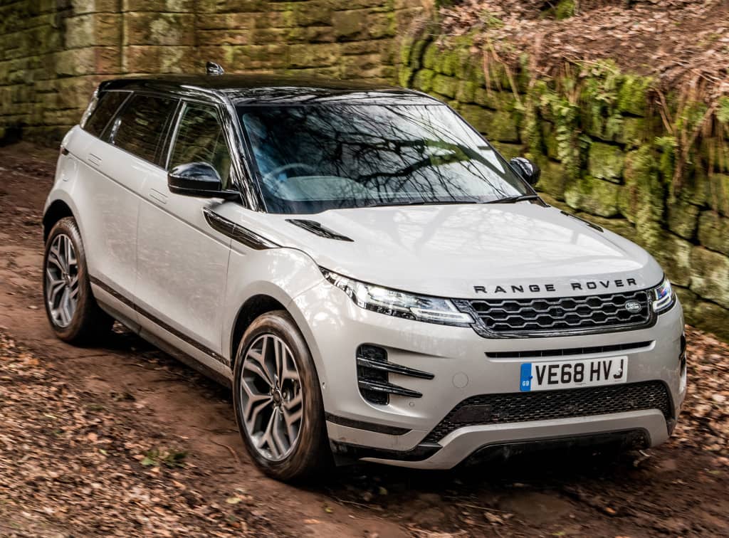 Evoque híbrido en ambiente urbano, vista delantera y lateral dominantes.