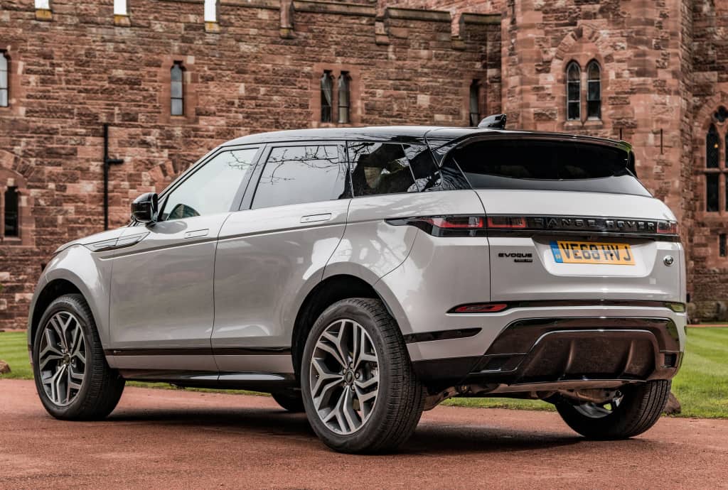 Range Rover Evoque mostrando su diseño trasero y lateral.