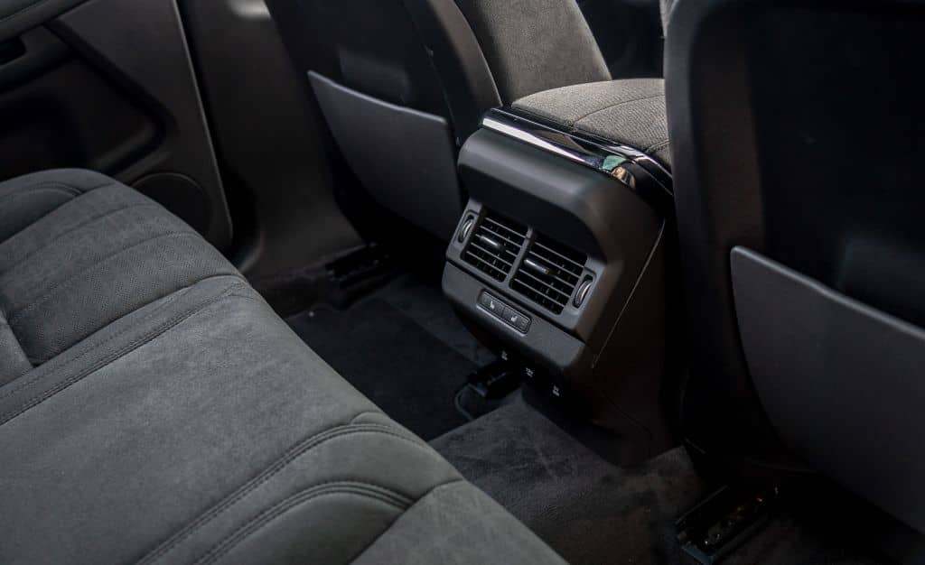 Enfoque en las salidas de aire para la segunda fila de asientos.