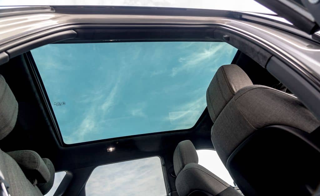 Techo panorámico que brinda luminosidad y amplitud al habitáculo.