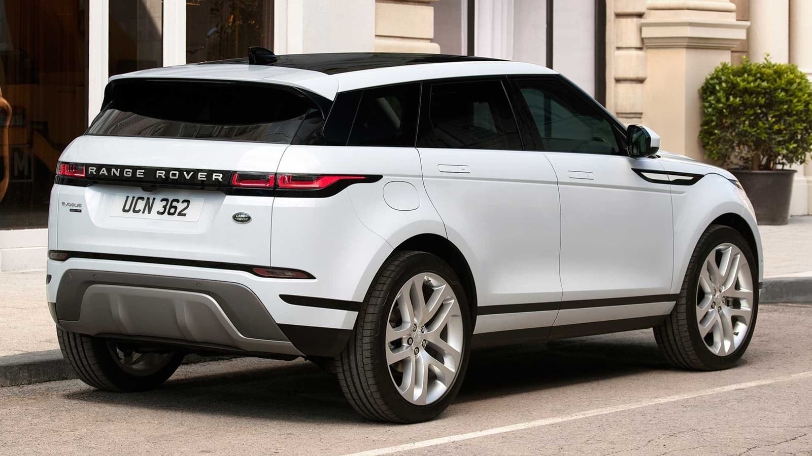 Ángulo trasero del Evoque, mostrando su diseño contemporáneo.