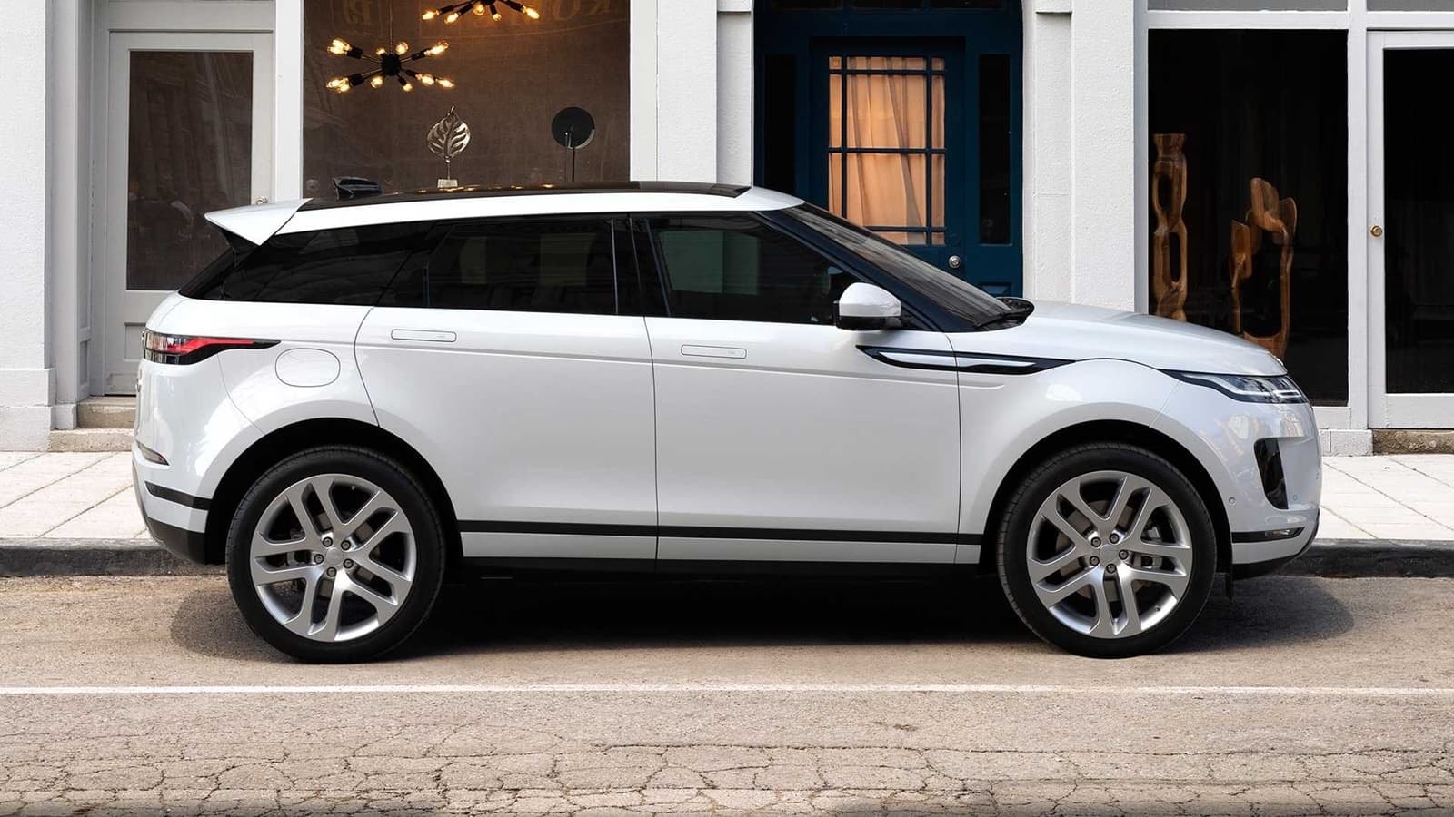 Perfil del Range Rover Evoque, destacando su línea de diseño.