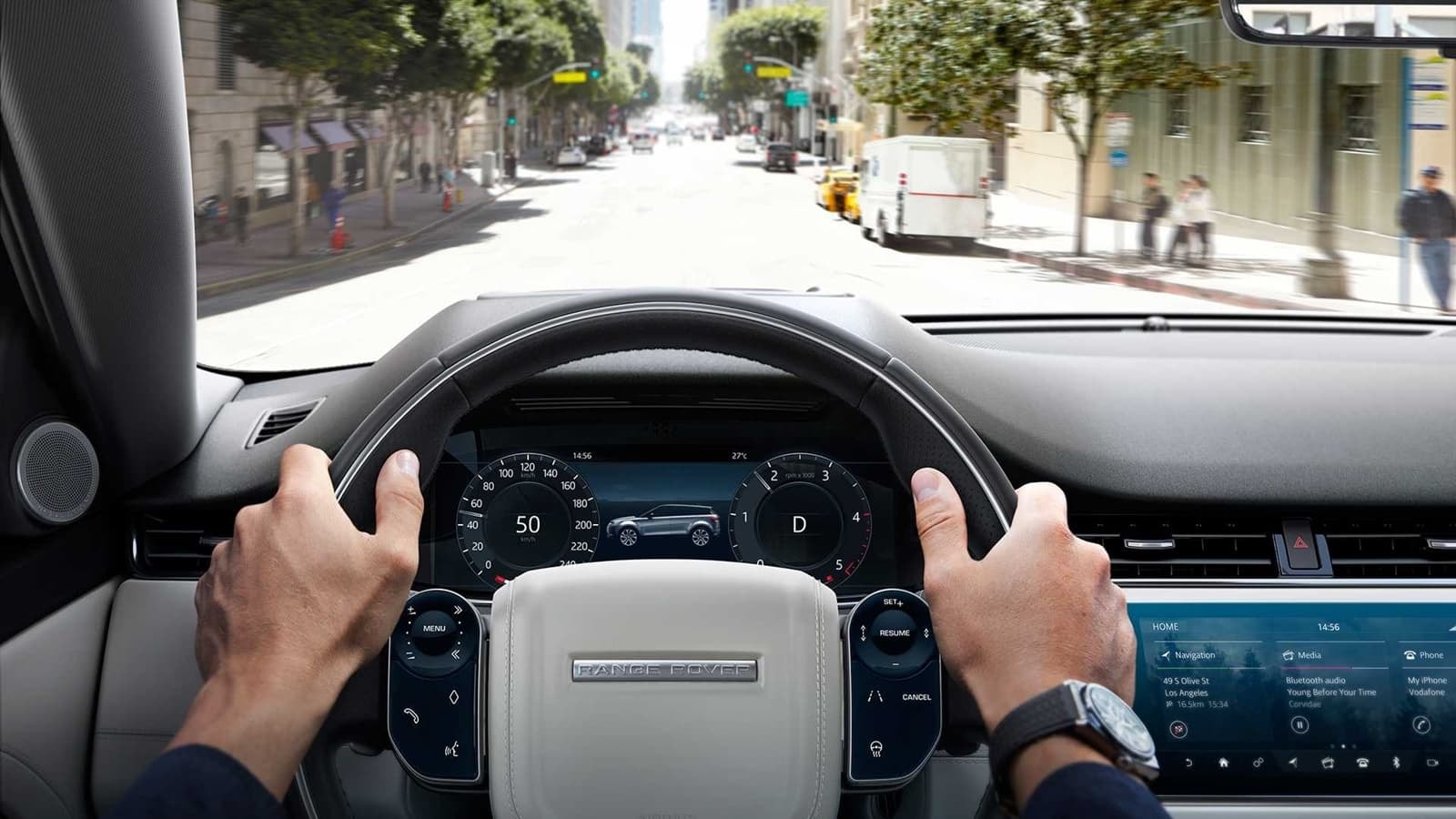 Vista del conductor del cockpit digital y la proyección head-up display en el Evoque.