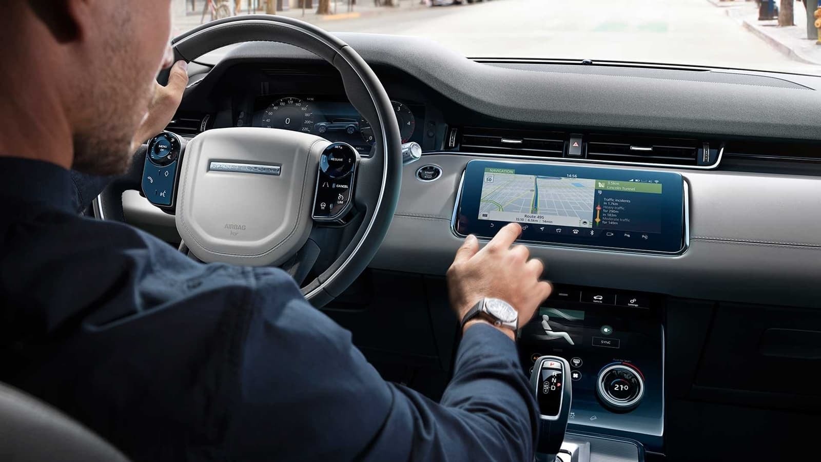 Conducir con sofisticación: Pantalla táctil con sistema de navegación y conectividad.