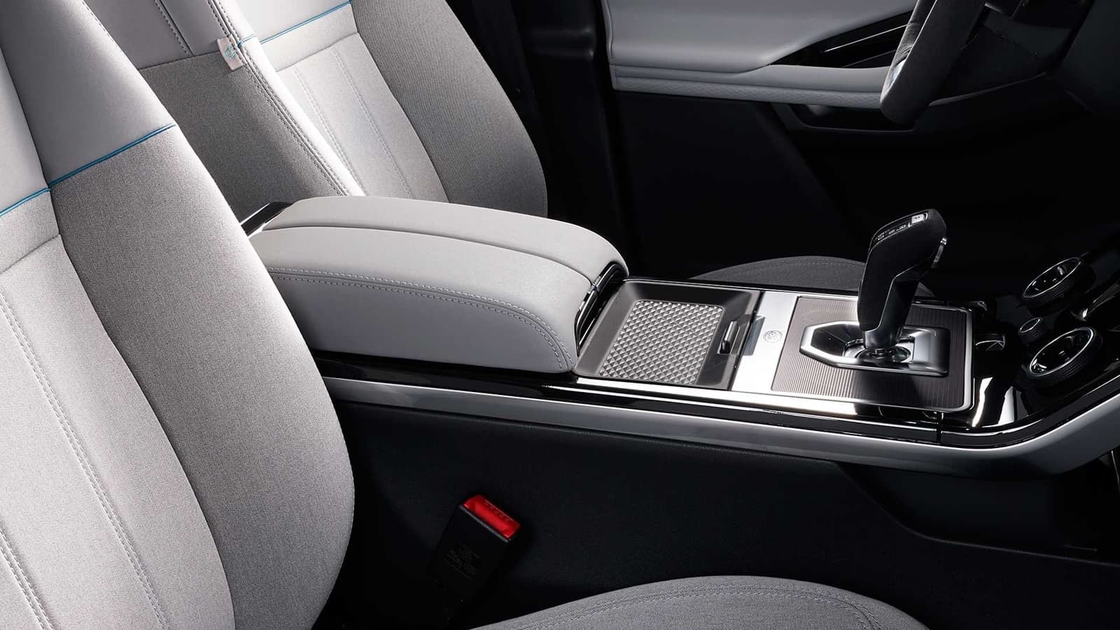 Detalle de la consola central con cambio automático y compartimientos en el Evoque.