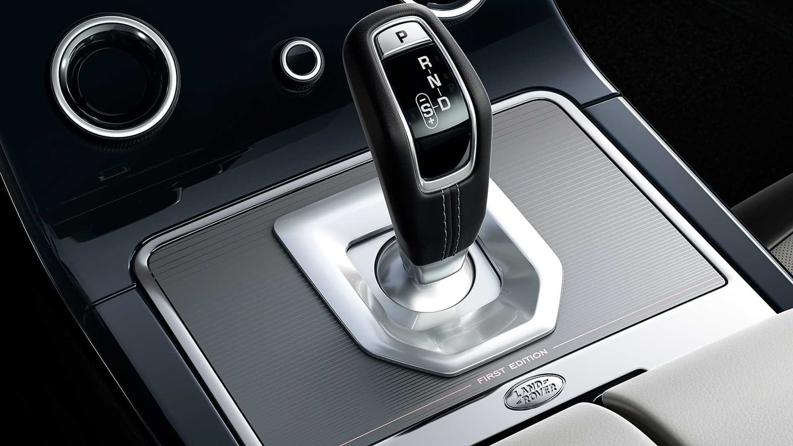 Consola central con pantalla táctil y controles de climatización.