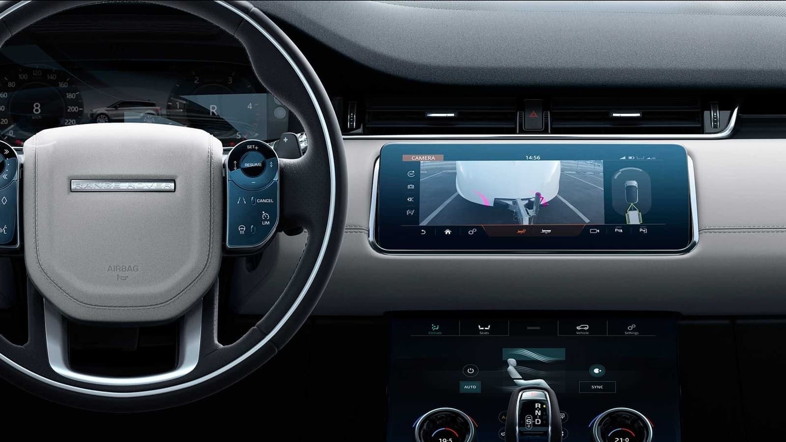 Visualización clara del panel del conductor con indicadores digitales y sistema de asistencia.